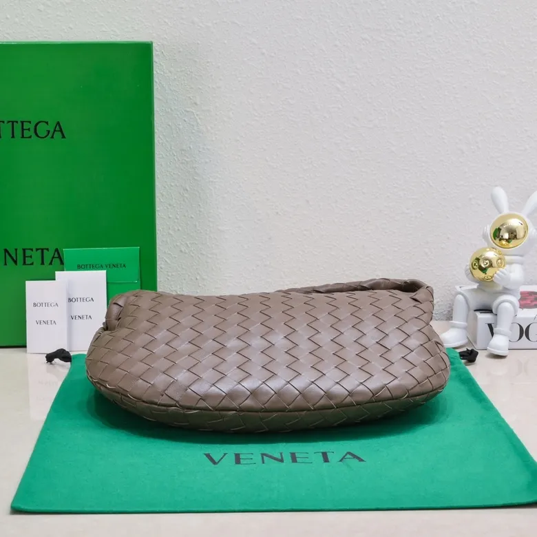 Batch 1460 BV Bottega Veneta 2022 Early Spring New Ladies Medium JODIE Handbag BV Bag 🔥The new method is to round the corners on the original basis and knot the round hobo bag with classic woven leather. The most iconic triangular pull-out design, using sheepskin draped soft shape, is super suitable for concave shapes~ Jodie feels really gentle to people, and is definitely the best item for daily matching. It has the same weave, new elements and twists, and is versatile. It is the new favorite of street style Internet celebrities! Size: 36*21*13 Model: 6697